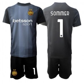 Inter Milan Yann Sommer #1 Torwart Replik Heimtrikot Kinder 2025-26 Kurzarm (+ Kurze Hosen) Inter Milan Yann Sommer #1 Torwart Replik Heimtrikot Kinder 2025-26 Kurzarm (+ Kurze Hosen)